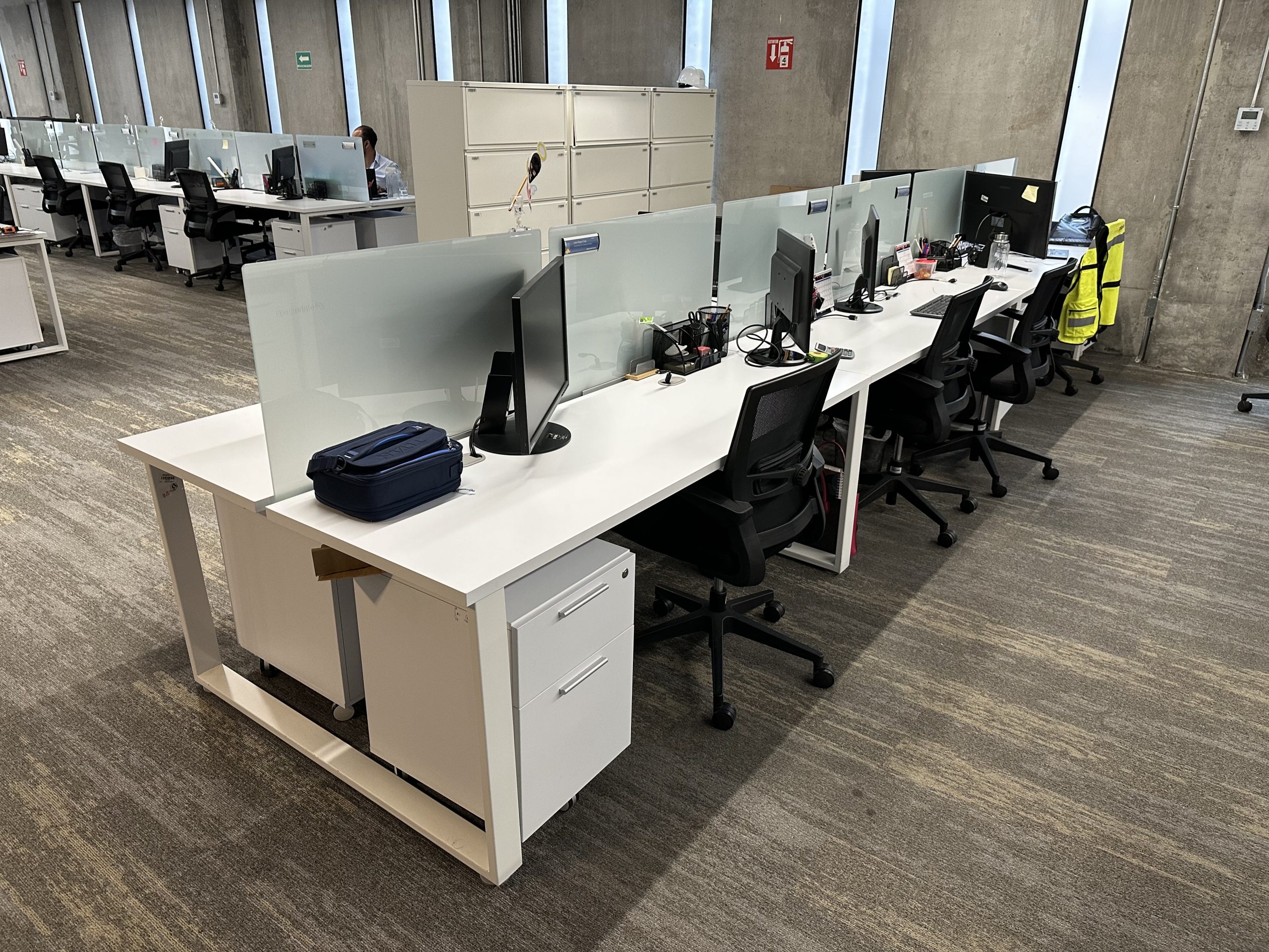 Lote 017 - Estación de trabajo para 12 personas, cubiertas con orificios para cable y divisiones de cristal - Imagen 2
