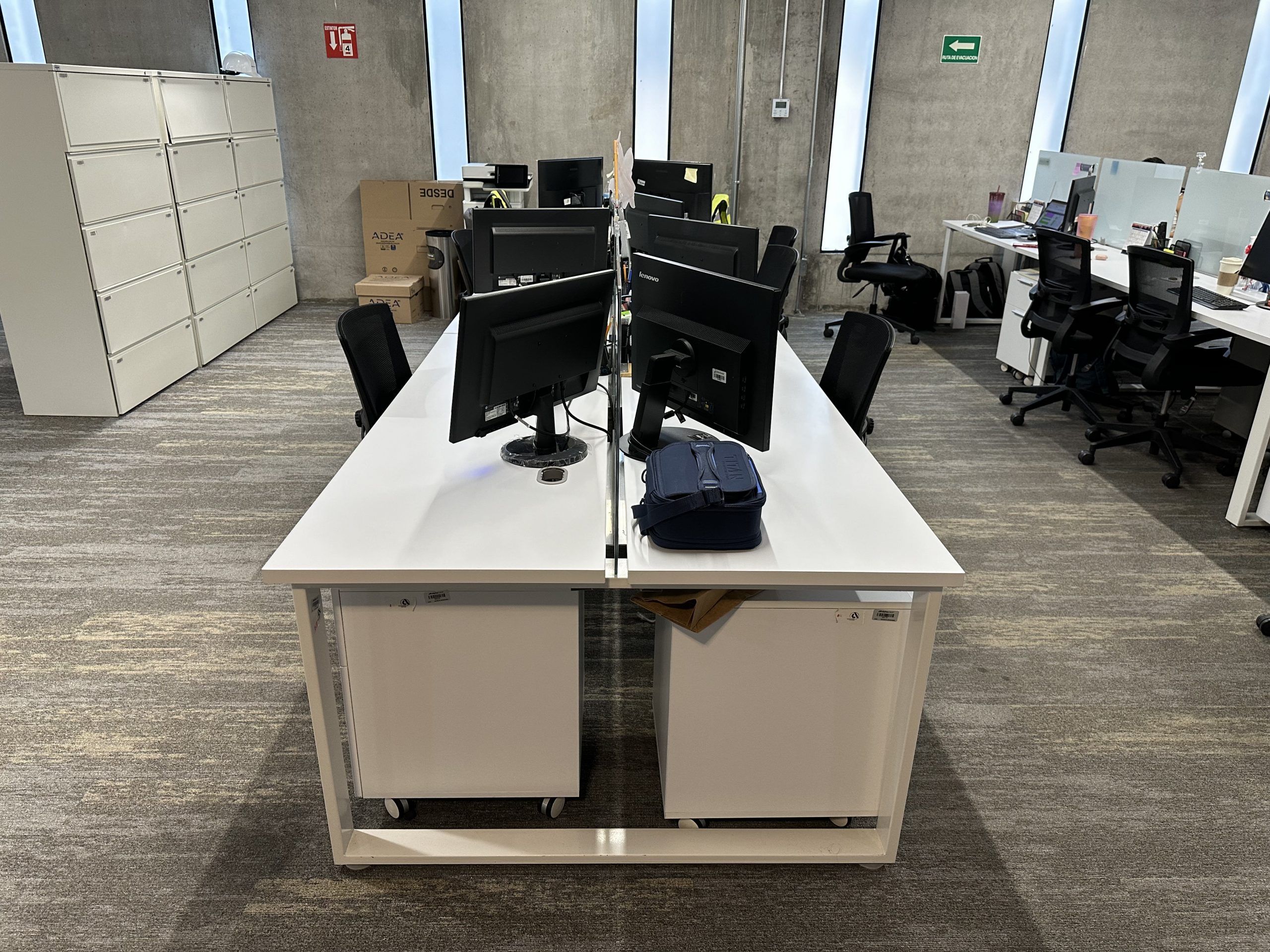 Lote 017 - Estación de trabajo para 12 personas, cubiertas con orificios para cable y divisiones de cristal - Imagen 3