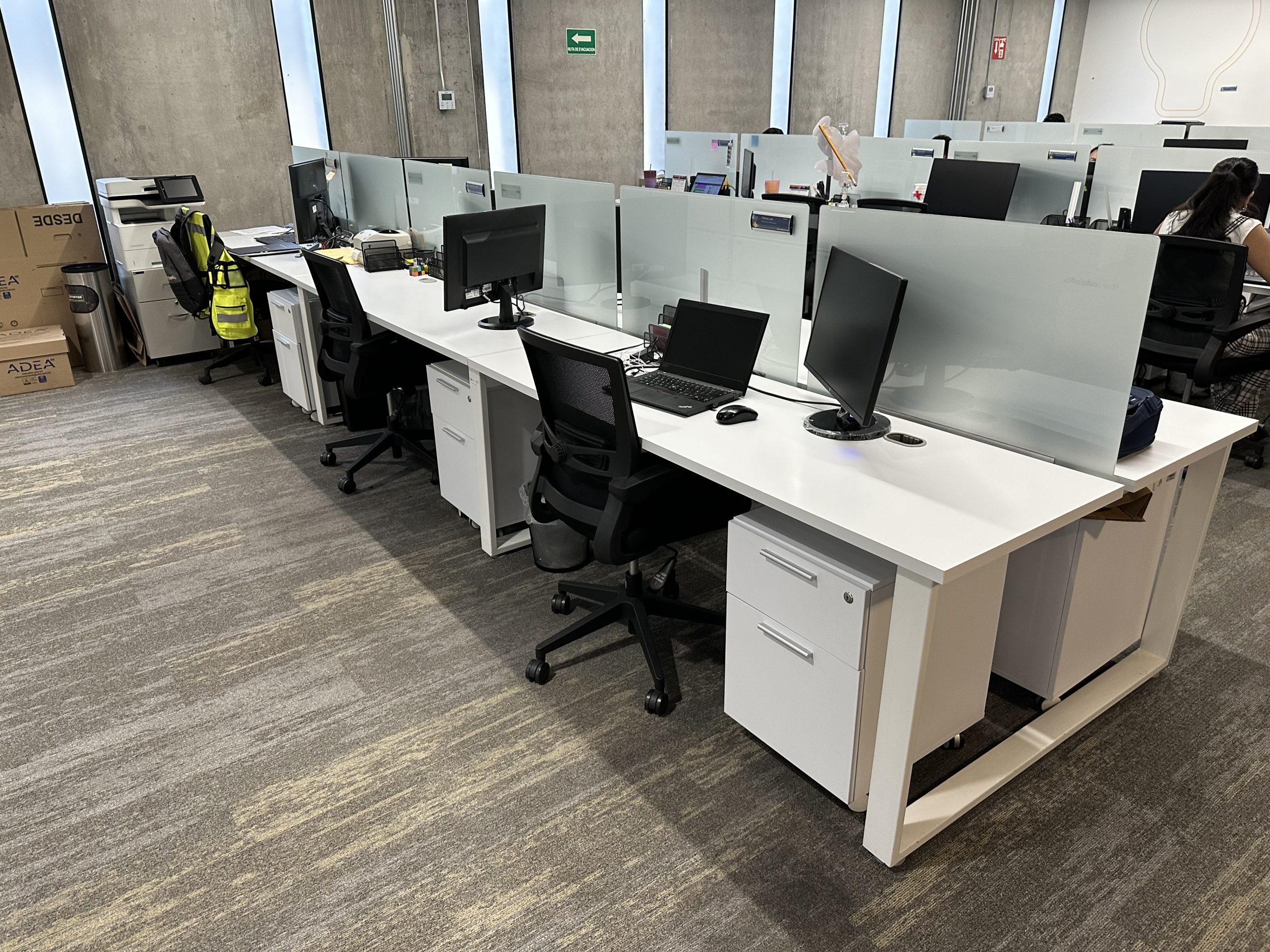 Lote 017 - Estación de trabajo para 12 personas, cubiertas con orificios para cable y divisiones de cristal