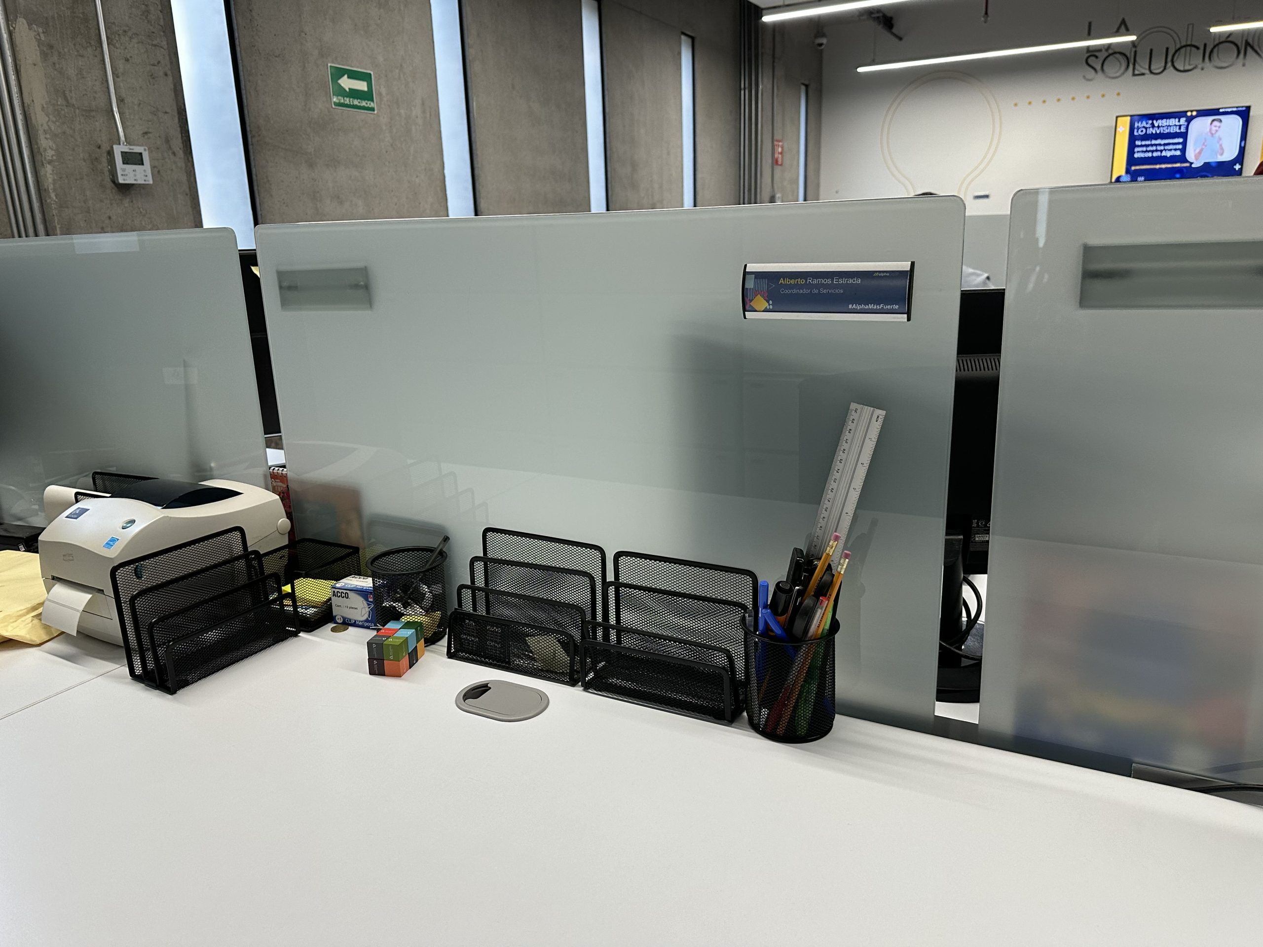 Lote 017 - Estación de trabajo para 12 personas, cubiertas con orificios para cable y divisiones de cristal - Imagen 7