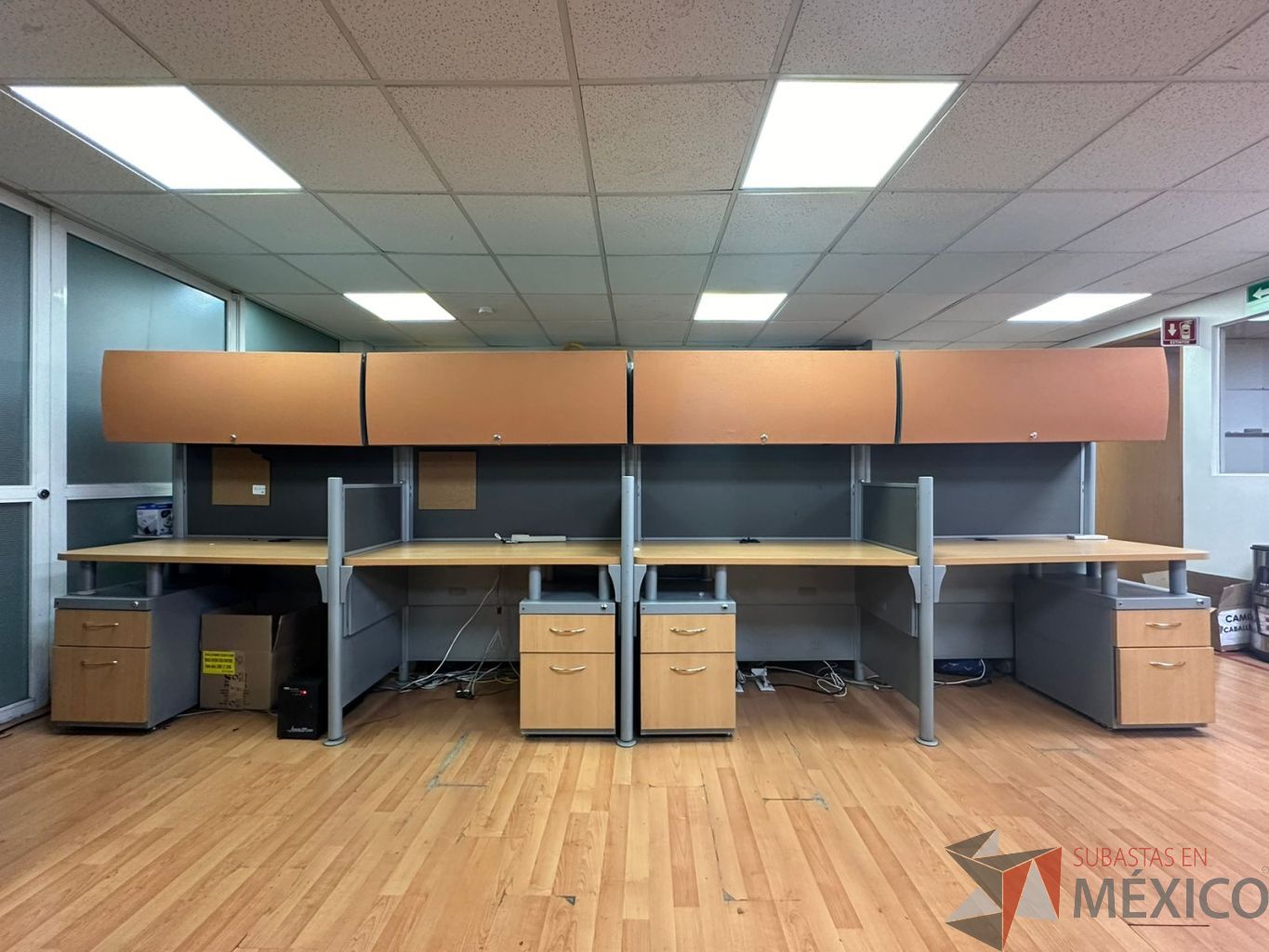 Lote 010 - Estación de trabajo para 8 personas, con 8 archiveros de pedestal de 2 cajones y 8 gavetas - Imagen 9