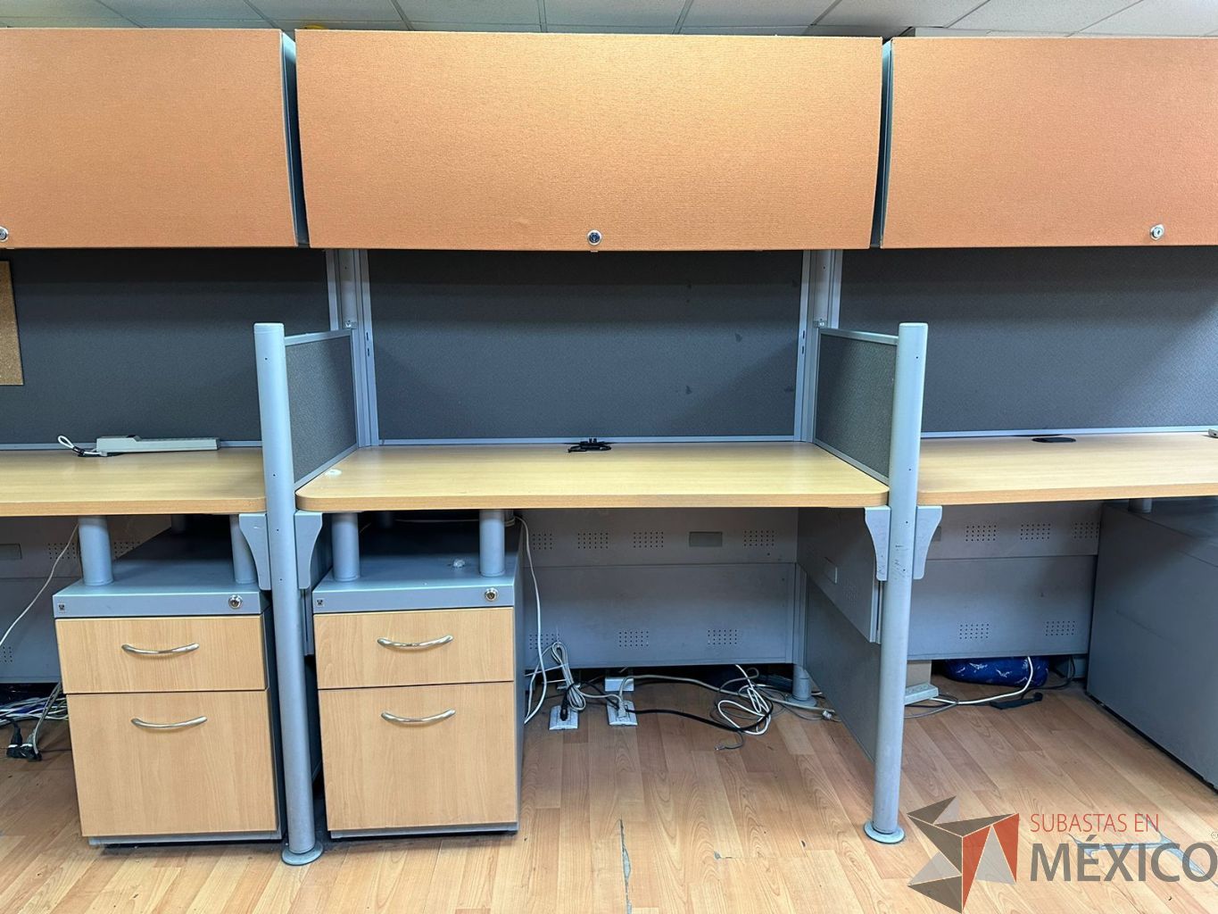 Lote 010 - Estación de trabajo para 8 personas, con 8 archiveros de pedestal de 2 cajones y 8 gavetas - Imagen 11