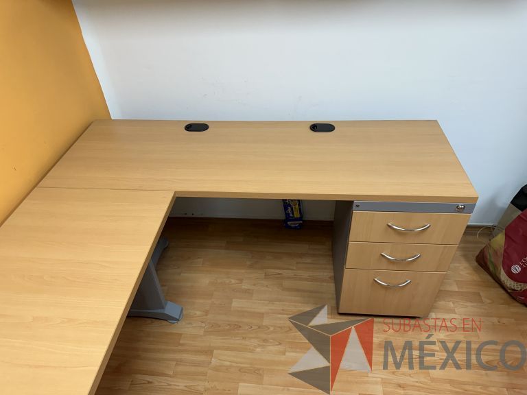 Lote 016 - Escritorio en escuadra con archivero de pedestal de 3 cajones, con orificios para cable - Imagen 3