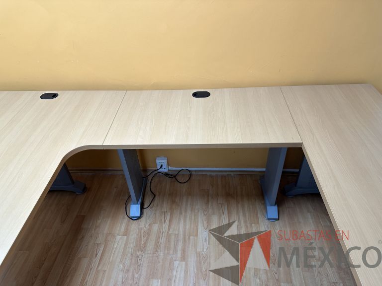 Lote 016 - Escritorio en escuadra con archivero de pedestal de 3 cajones, con orificios para cable - Imagen 4