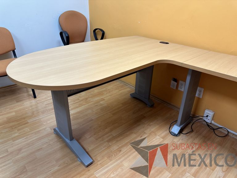 Lote 016 - Escritorio en escuadra con archivero de pedestal de 3 cajones, con orificios para cable - Imagen 5