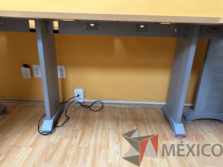Lote 016 - Escritorio en escuadra con archivero de pedestal de 3 cajones, con orificios para cable - Imagen 7