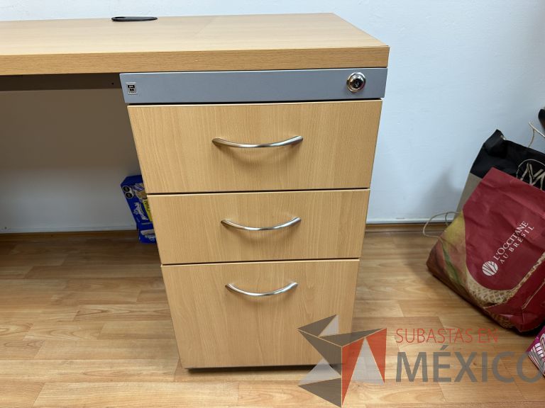 Lote 016 - Escritorio en escuadra con archivero de pedestal de 3 cajones, con orificios para cable - Imagen 8