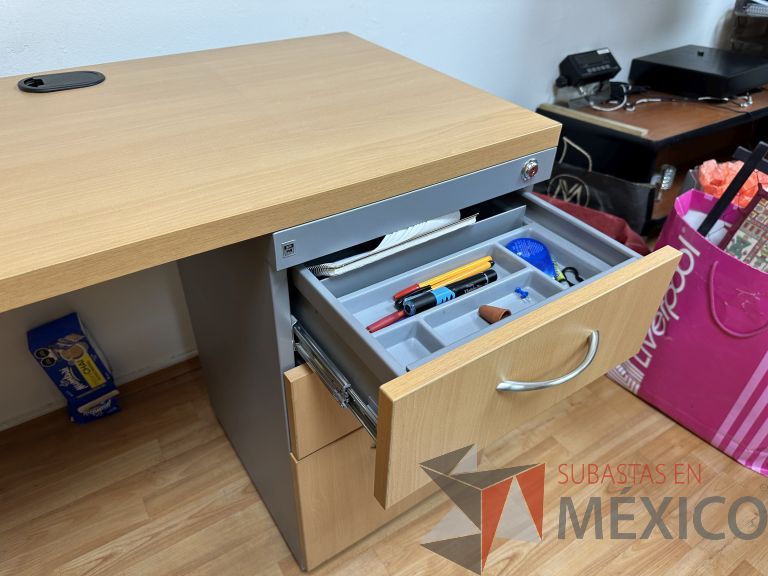 Lote 016 - Escritorio en escuadra con archivero de pedestal de 3 cajones, con orificios para cable - Imagen 9
