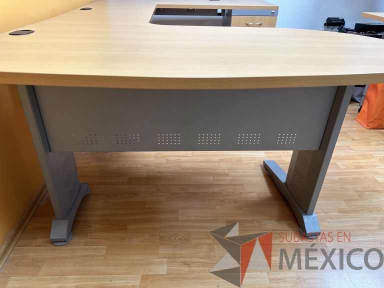 Lote 016 - Escritorio en escuadra con archivero de pedestal de 3 cajones, con orificios para cable - Imagen 15