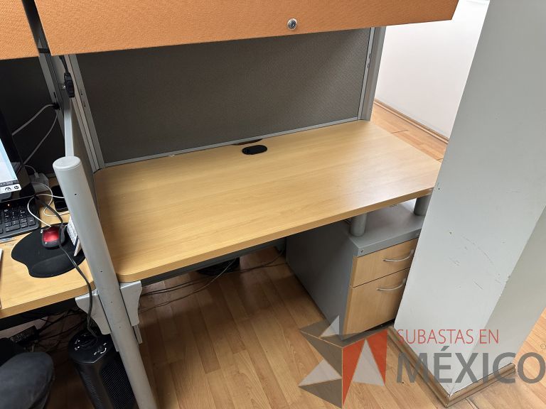 Lote 010 - Estación de trabajo para 8 personas, con 8 archiveros de pedestal de 2 cajones y 8 gavetas - Imagen 2