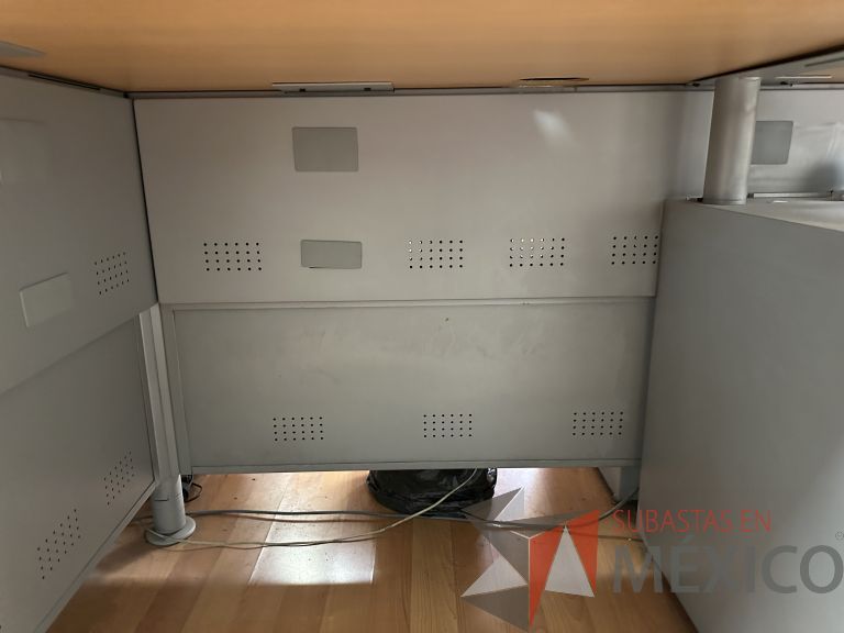 Lote 010 - Estación de trabajo para 8 personas, con 8 archiveros de pedestal de 2 cajones y 8 gavetas - Imagen 4