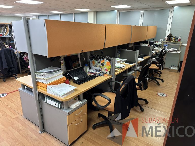 Lote 002 - Estación de trabajo para 8 personas, con 8 archiveros de pedestal de 2 cajones y 8 gavetas