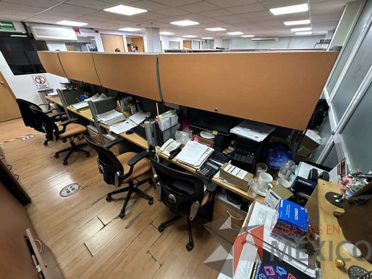 Lote 002 - Estación de trabajo para 8 personas, con 8 archiveros de pedestal de 2 cajones y 8 gavetas - Imagen 11