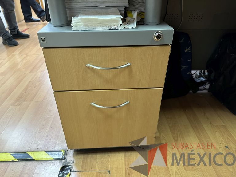 Lote 002 - Estación de trabajo para 8 personas, con 8 archiveros de pedestal de 2 cajones y 8 gavetas - Imagen 13