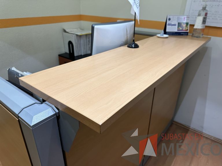 Lote 004 - Mueble de recepción, con archivero de pedestal de 3 cajones y repisa - Imagen 4