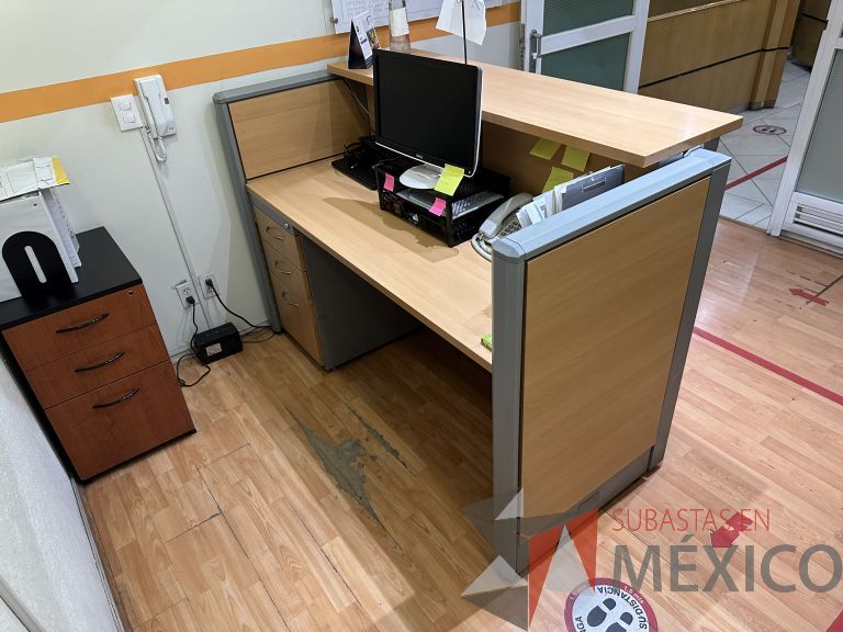 Lote 004 - Mueble de recepción, con archivero de pedestal de 3 cajones y repisa