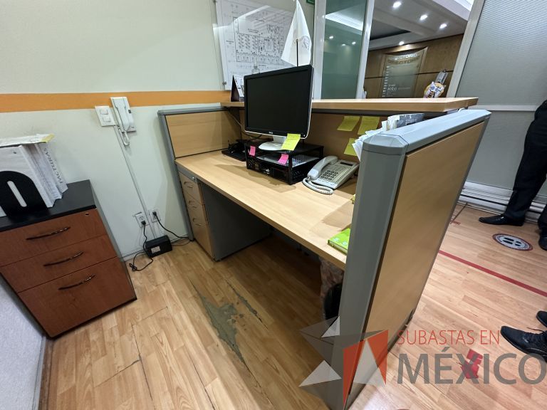 Lote 004 - Mueble de recepción, con archivero de pedestal de 3 cajones y repisa - Imagen 7