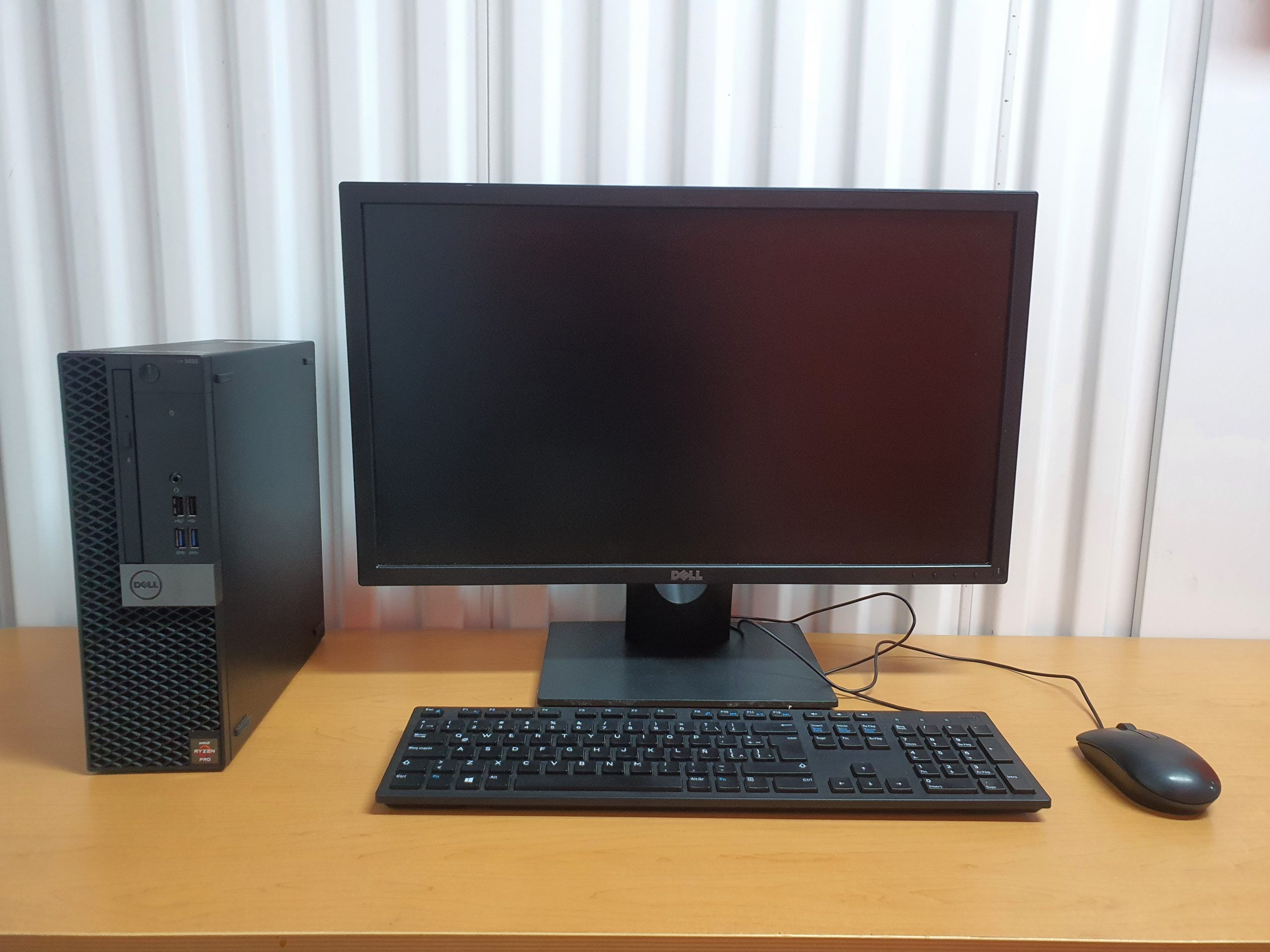 Lote 104 - Computadora Dell Optiplex 5055 SFF, 16 GB RAM, Disco duro de 500 GB y Monitor DELL 24″