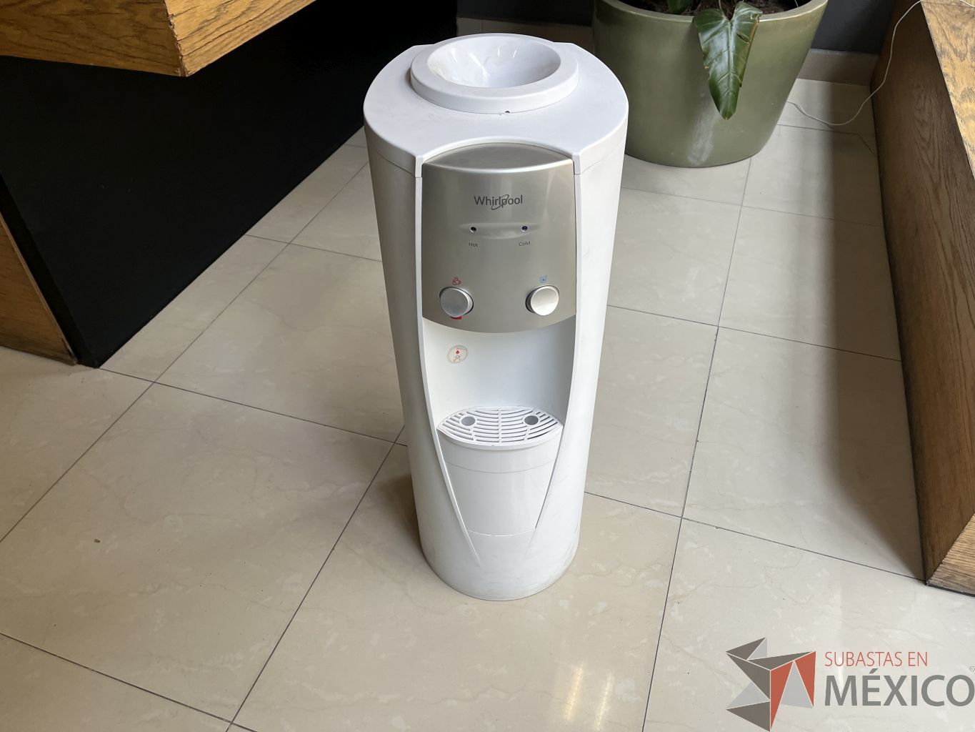 Lote 009 - Despachador de agua Whirlpool, Modelo: WK5012Q - Imagen 2