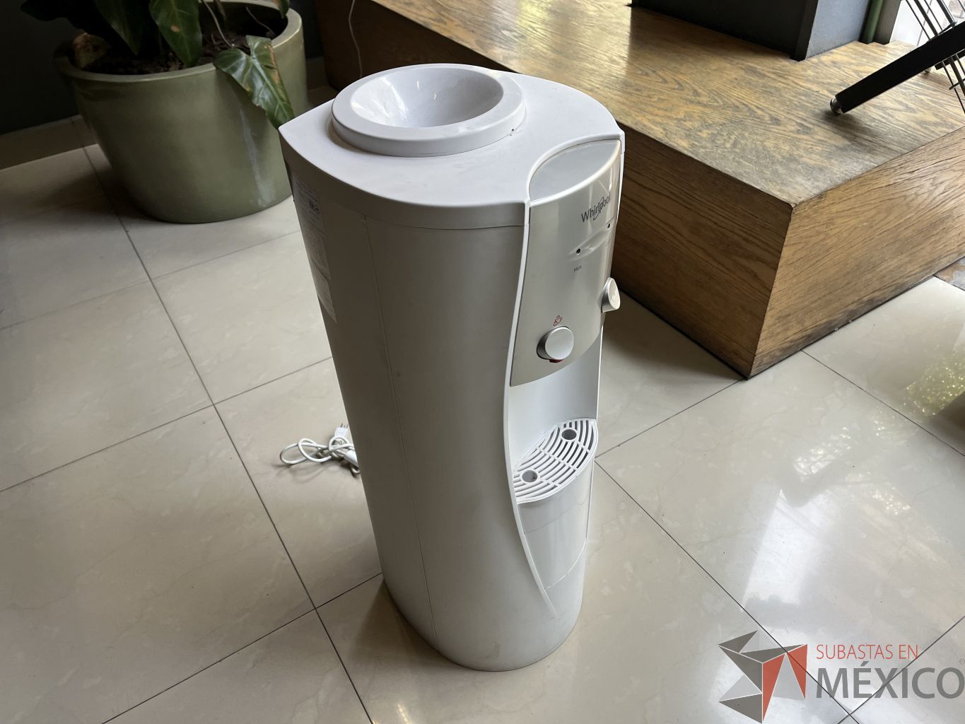 Lote 009 - Despachador de agua Whirlpool, Modelo: WK5012Q - Imagen 3