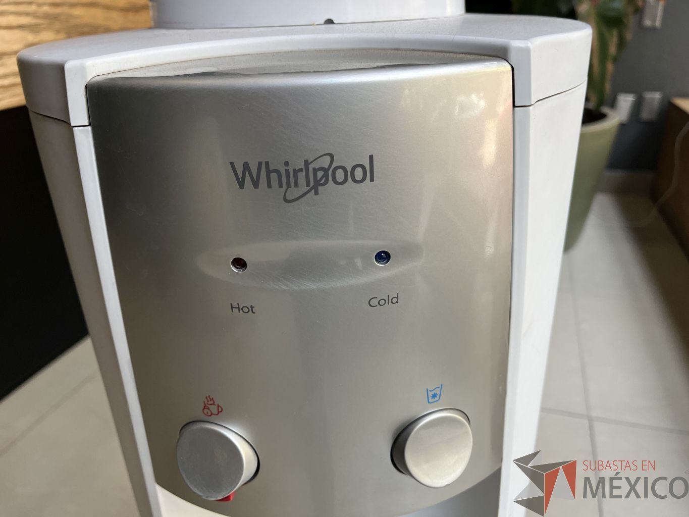 Lote 009 - Despachador de agua Whirlpool, Modelo: WK5012Q - Imagen 4