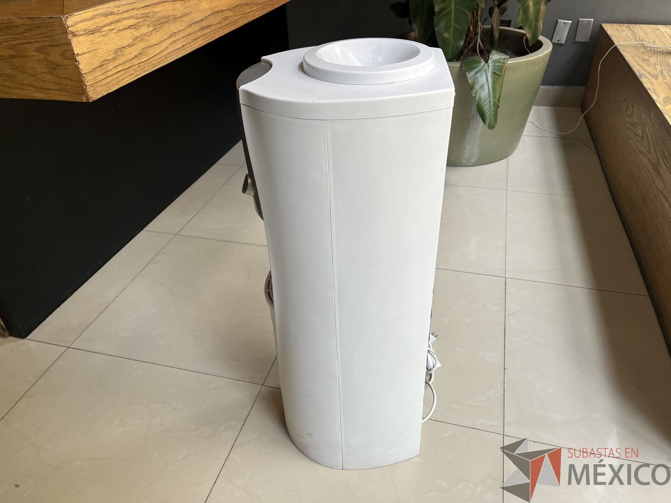 Lote 009 - Despachador de agua Whirlpool, Modelo: WK5012Q - Imagen 5