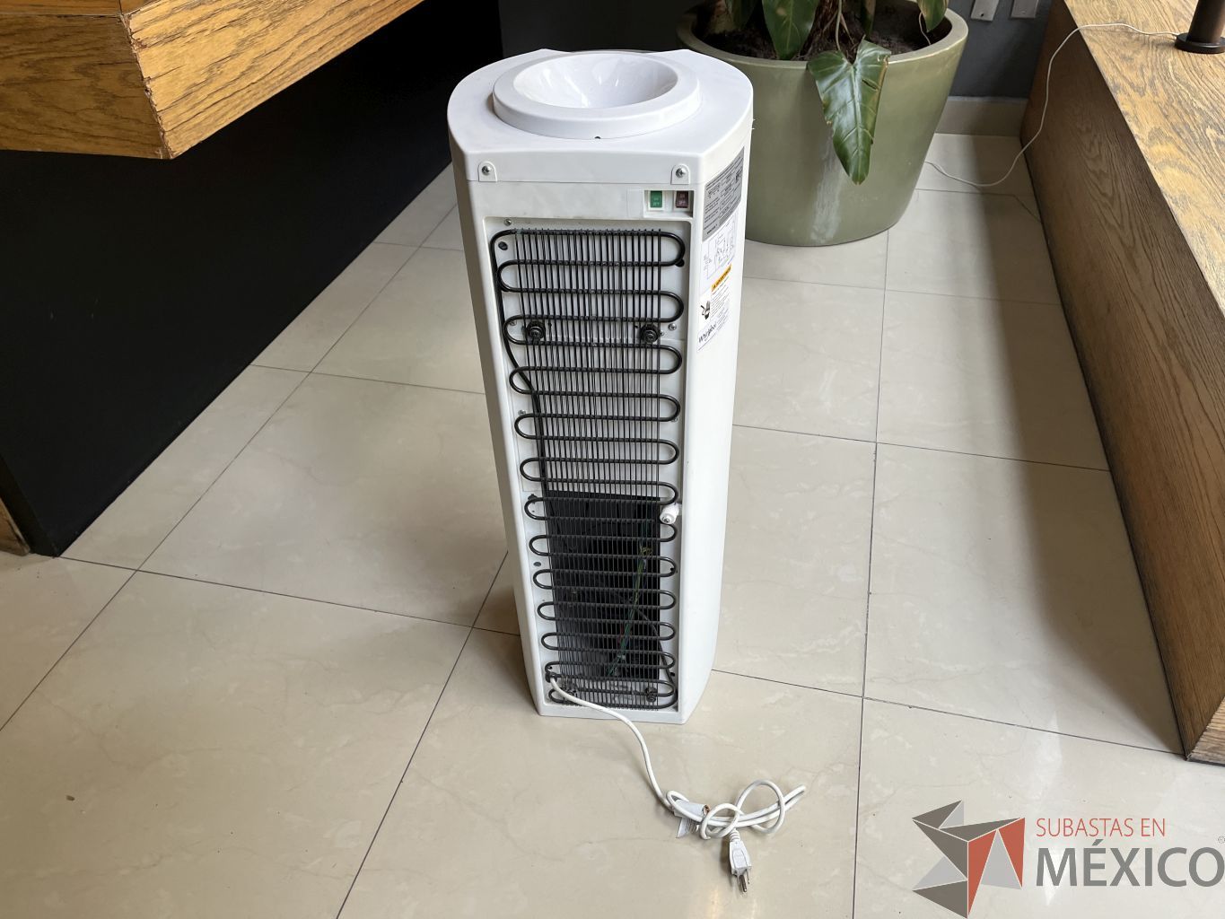 Lote 009 - Despachador de agua Whirlpool, Modelo: WK5012Q - Imagen 6
