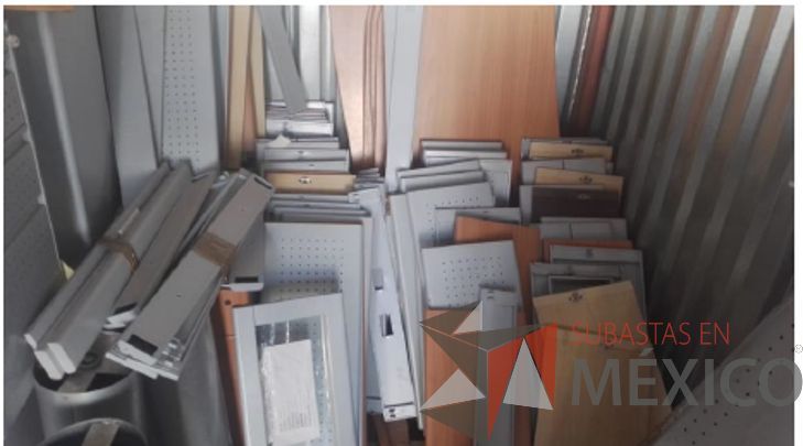 Lote 023 - Estructuras metálicas para mampara, Lote de tapas para escritorio y Bote de basura