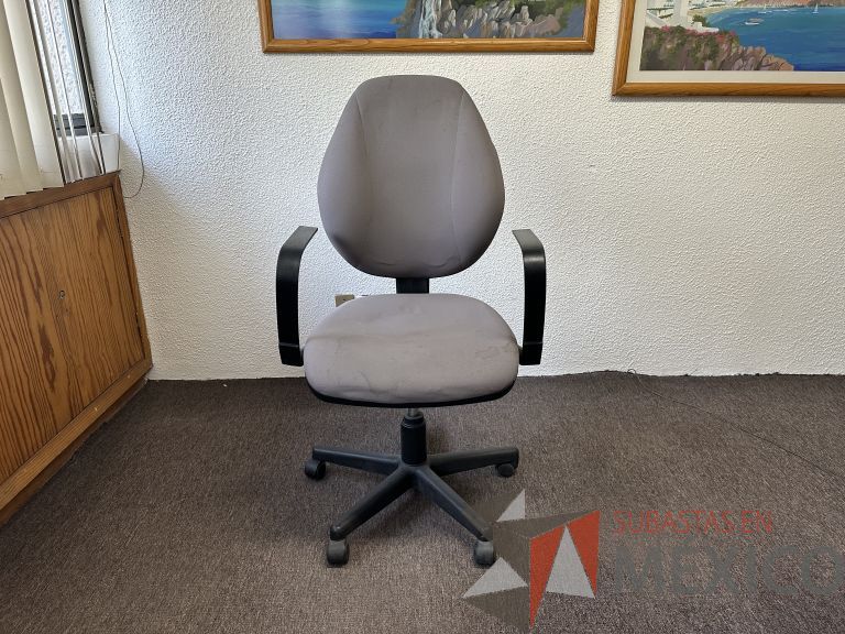 Lote 015 - Silla operativa con ruedas, descansabrazos, asiento y respaldo en tela color gris