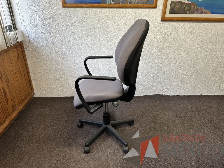 Lote 015 - Silla operativa con ruedas, descansabrazos, asiento y respaldo en tela color gris - Imagen 2