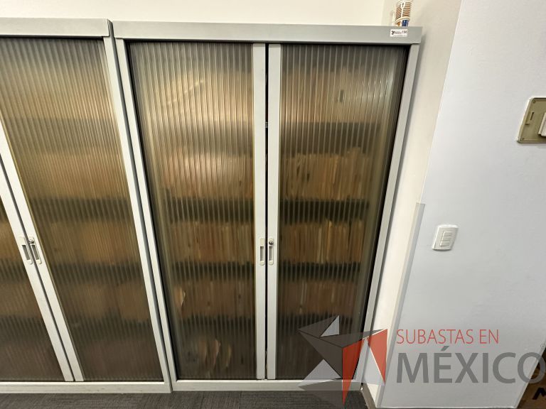 Lote 045 - Gabinete alto con 2 puertas corredizas color amarillo y con 4 entrepaños - Imagen 6