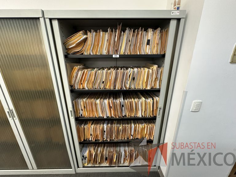 Lote 045 - Gabinete alto con 2 puertas corredizas color amarillo y con 4 entrepaños - Imagen 2