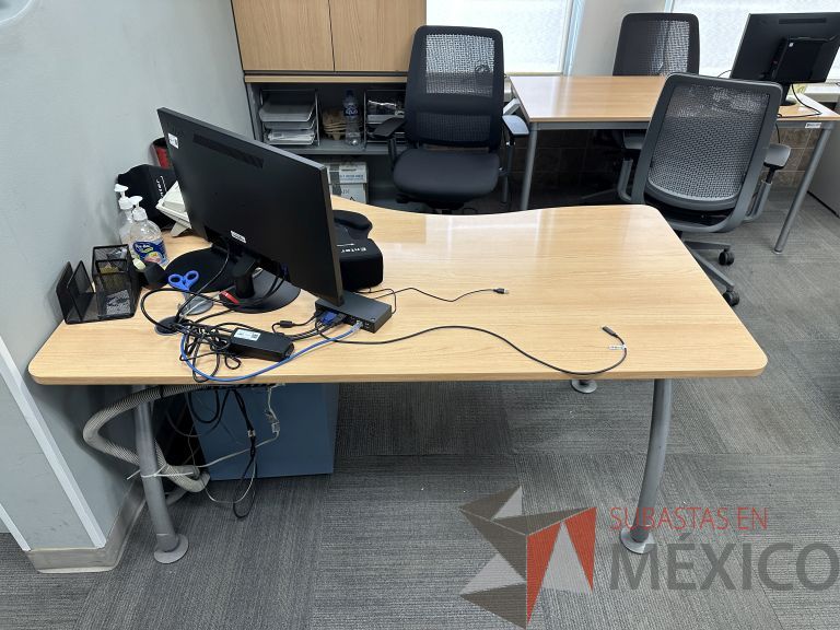 Lote 006 - Escritorio costado derecho con patas metálicas y cubierta con orificio para cables - Imagen 5
