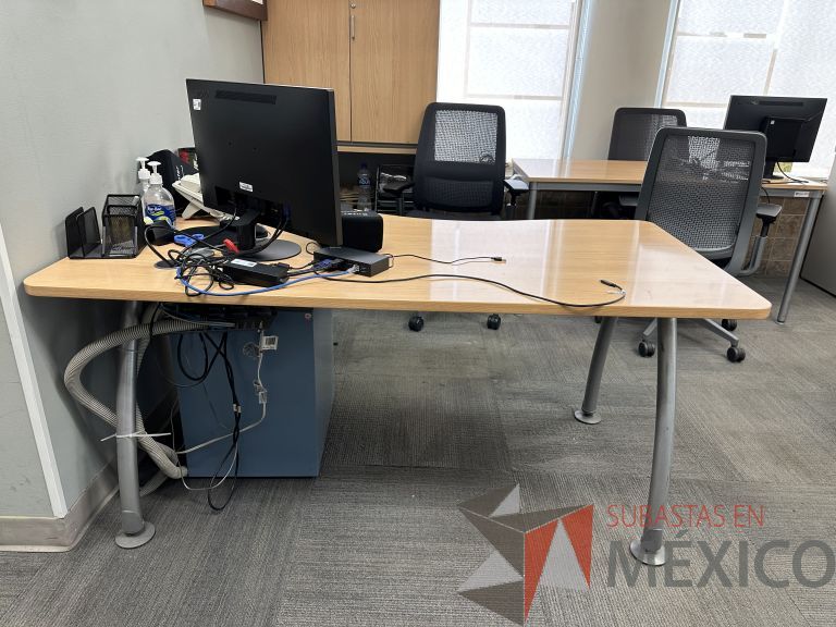 Lote 006 - Escritorio costado derecho con patas metálicas y cubierta con orificio para cables - Imagen 4