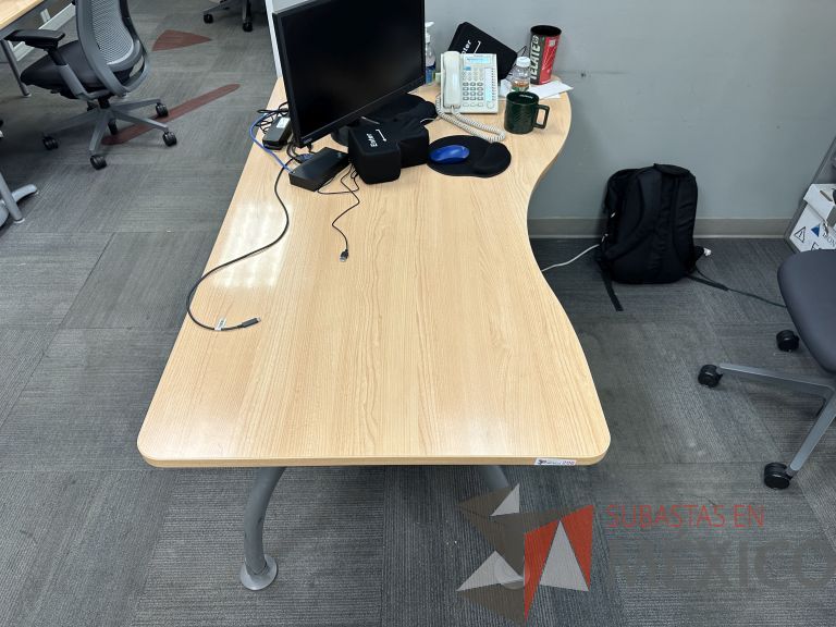 Lote 006 - Escritorio costado derecho con patas metálicas y cubierta con orificio para cables - Imagen 3