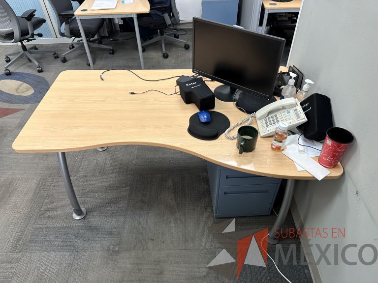 Lote 006 - Escritorio costado derecho con patas metálicas y cubierta con orificio para cables
