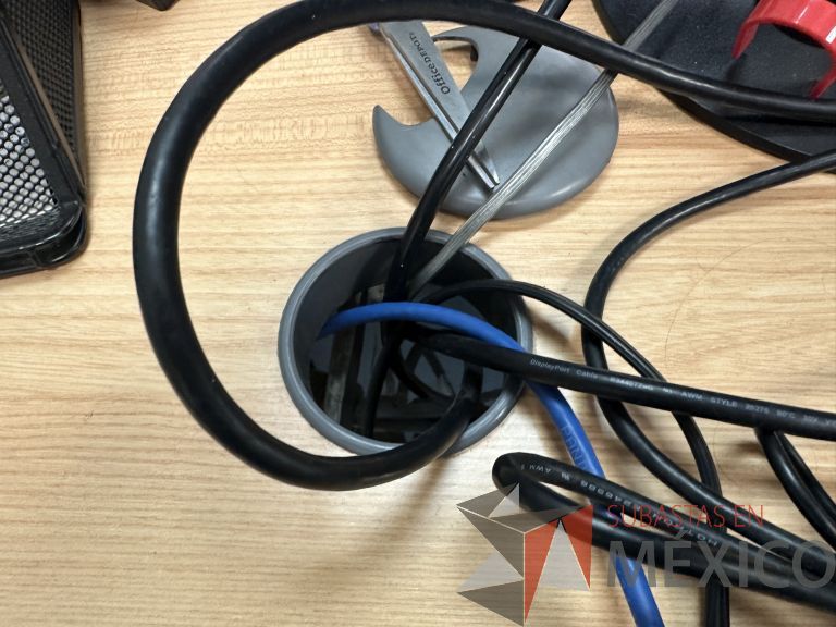 Lote 006 - Escritorio costado derecho con patas metálicas y cubierta con orificio para cables - Imagen 2