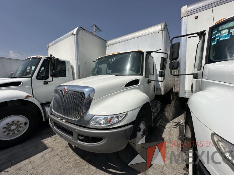 Lote 001 - Camión International 4300, Caja Seca con Hidro Rampa, Año 2016, 372,162 Km