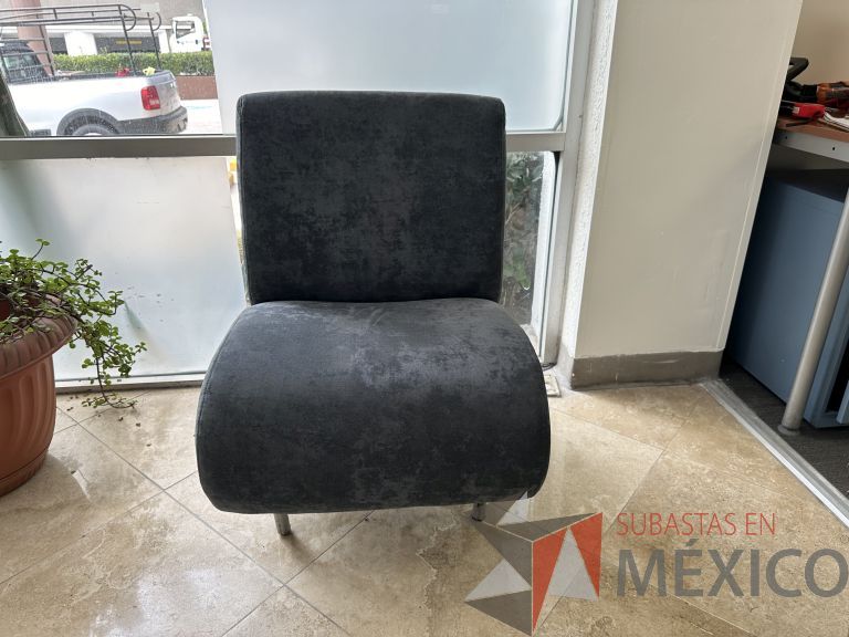 Lote 042 - Sillón de 1 plaza en tela tipo gamuza color azul y con patas metálicas - Imagen 5