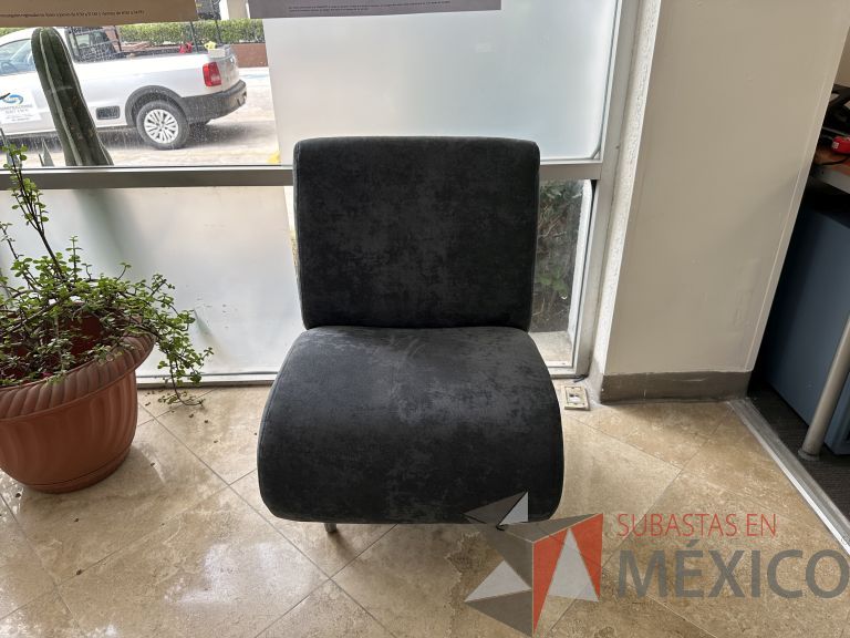 Lote 042 - Sillón de 1 plaza en tela tipo gamuza color azul y con patas metálicas
