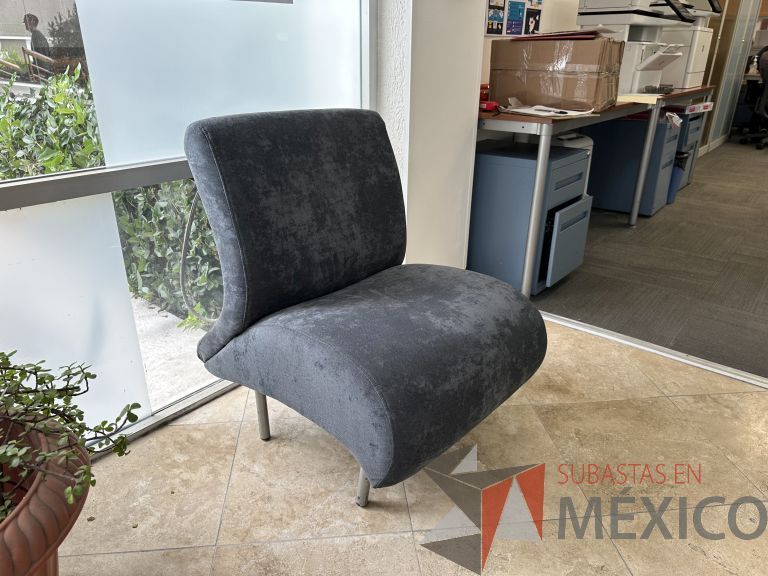Lote 042 - Sillón de 1 plaza en tela tipo gamuza color azul y con patas metálicas - Imagen 4