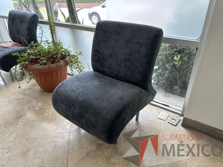 Lote 042 - Sillón de 1 plaza en tela tipo gamuza color azul y con patas metálicas - Imagen 2
