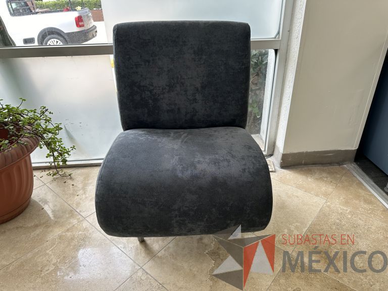 Lote 042 - Sillón de 1 plaza en tela tipo gamuza color azul y con patas metálicas - Imagen 3