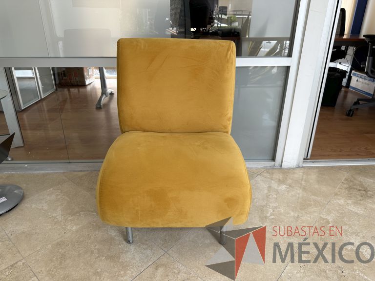 Lote 015 - Sillón de 1 plaza en tela tipo gamuza color amarillo y con patas metálicas