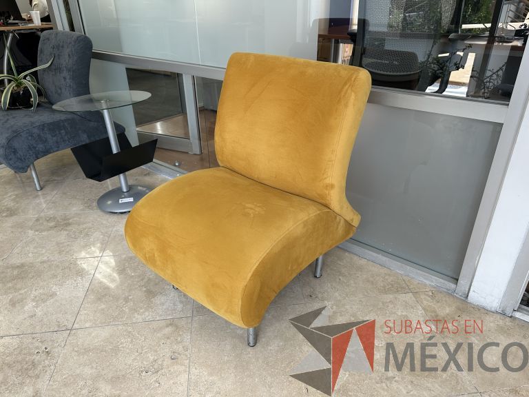 Lote 015 - Sillón de 1 plaza en tela tipo gamuza color amarillo y con patas metálicas - Imagen 3