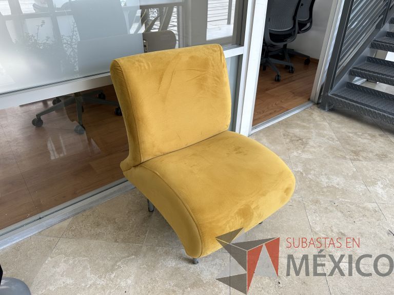 Lote 015 - Sillón de 1 plaza en tela tipo gamuza color amarillo y con patas metálicas - Imagen 2