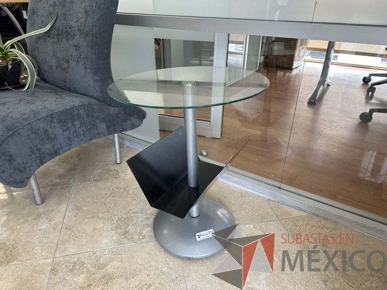 Lote 016 - Mesa de apoyo con base metálica y cubierta de vidrio circular - Imagen 2