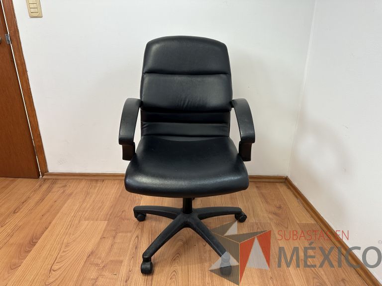 Lote 064 - Silla operativa con ruedas, descansabrazos, asiento y respaldo en vinipiel