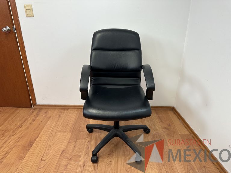 Lote 064 - Silla operativa con ruedas, descansabrazos, asiento y respaldo en vinipiel - Imagen 6