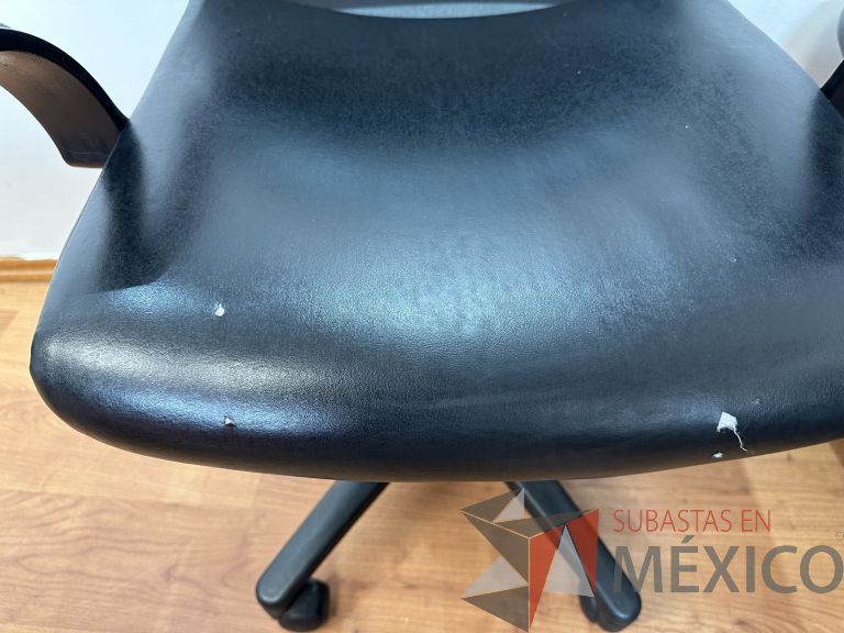 Lote 018 - Silla operativa con ruedas, descansabrazos, asiento y respaldo en vinipiel - Imagen 5